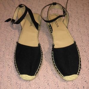 SODA Black Fiesta Flatform Sandals